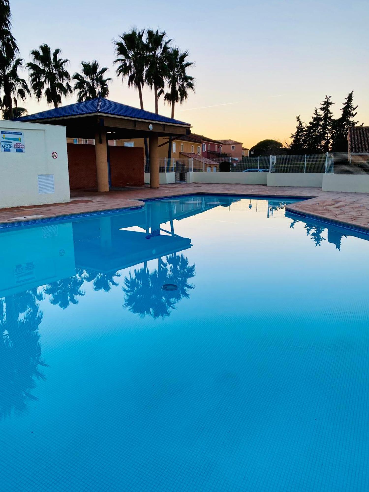 Hébergement de vacances Domaine Des Pins, Magasins Proches, Piscine Fréjus
